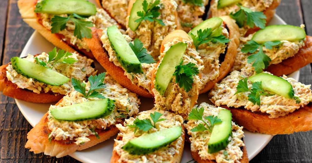 Быстрая намазка на хлеб: вкуснее сыра, готовится за 10 минут