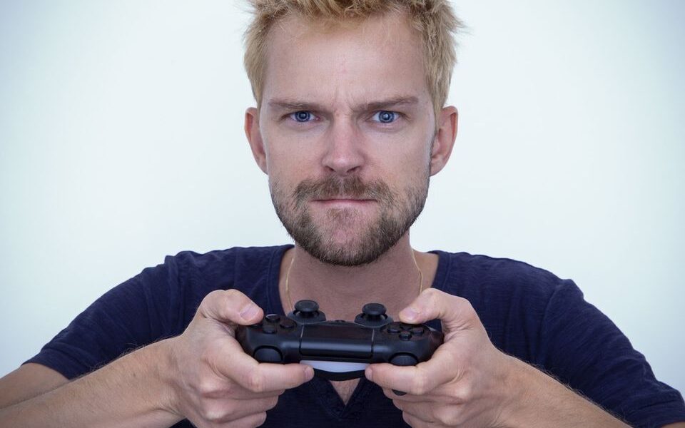 Инфантильный мужчина: как распознать и что делать