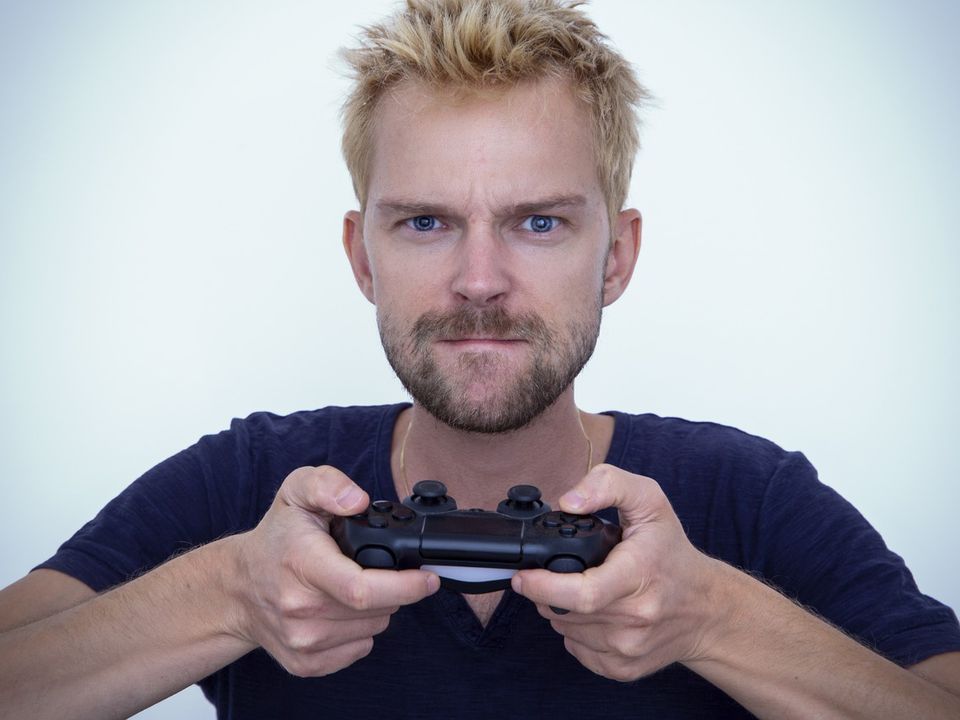 Инфантильный мужчина: как распознать и что делать