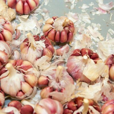 Лушпиння часнику: секрети досвідчених господинь для саду та дому