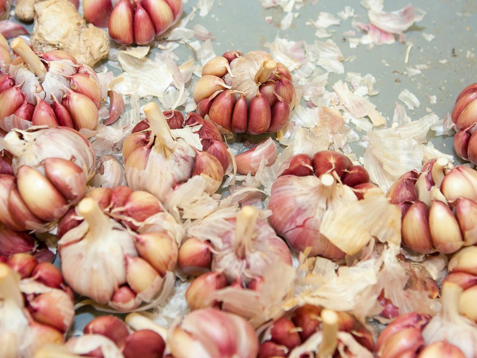 Лушпиння часнику: секрети досвідчених господинь для саду та дому