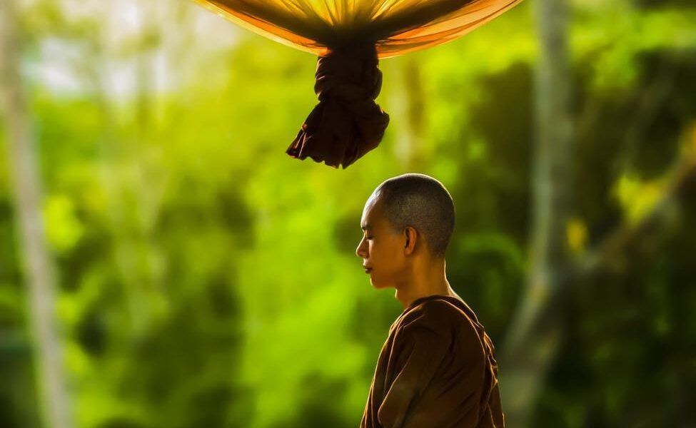 Как остановить поток мыслей: простая техника для женской психологии