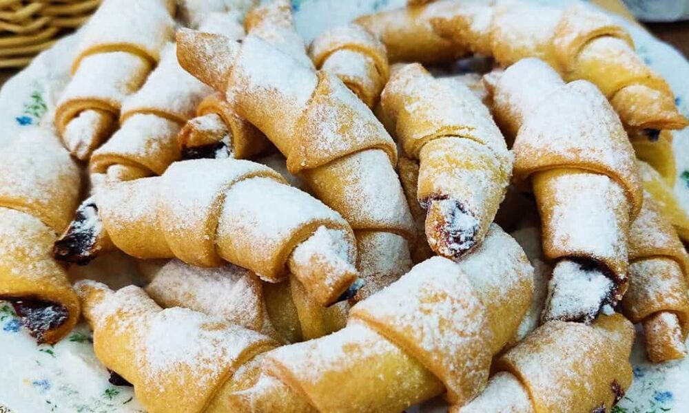 Быстрые и рассыпчатые рогалики из песочного теста: рецепт, который исчезает за 2 дня!