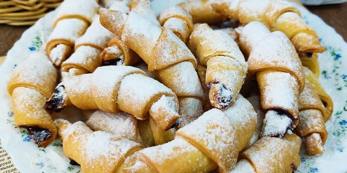 Быстрые и рассыпчатые рогалики из песочного теста: рецепт, который исчезает за 2 дня!