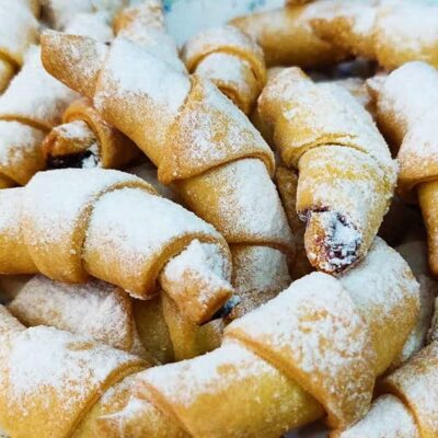 Быстрые и рассыпчатые рогалики из песочного теста: рецепт, который исчезает за 2 дня!