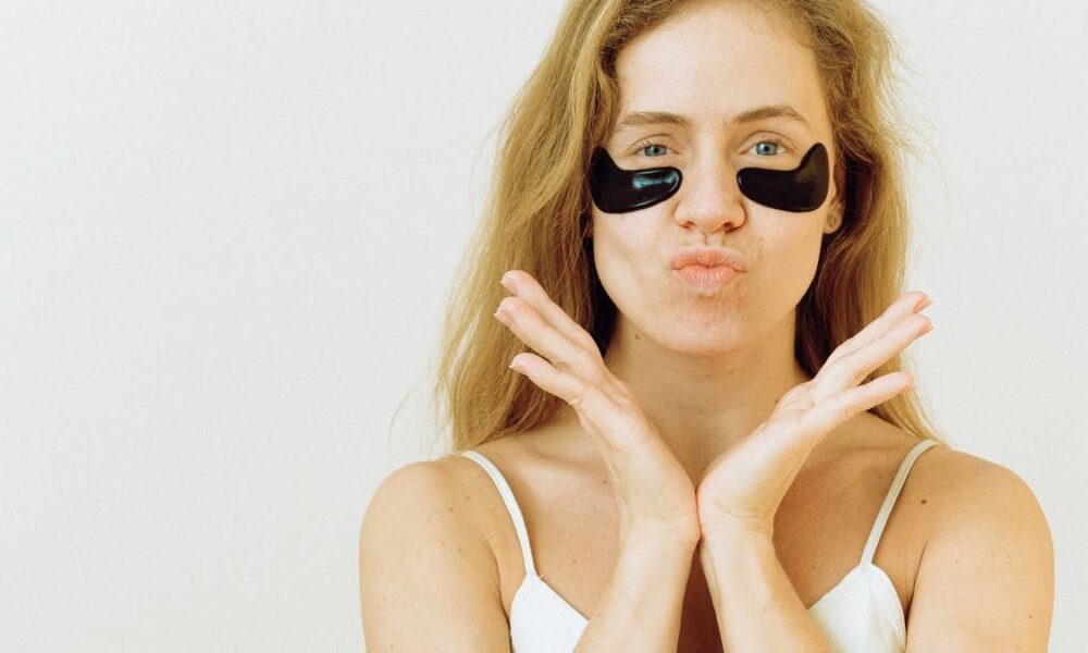 Секреты звезд: 9 ошибок в уходе за кожей вокруг глаз, которые портят вашу красоту