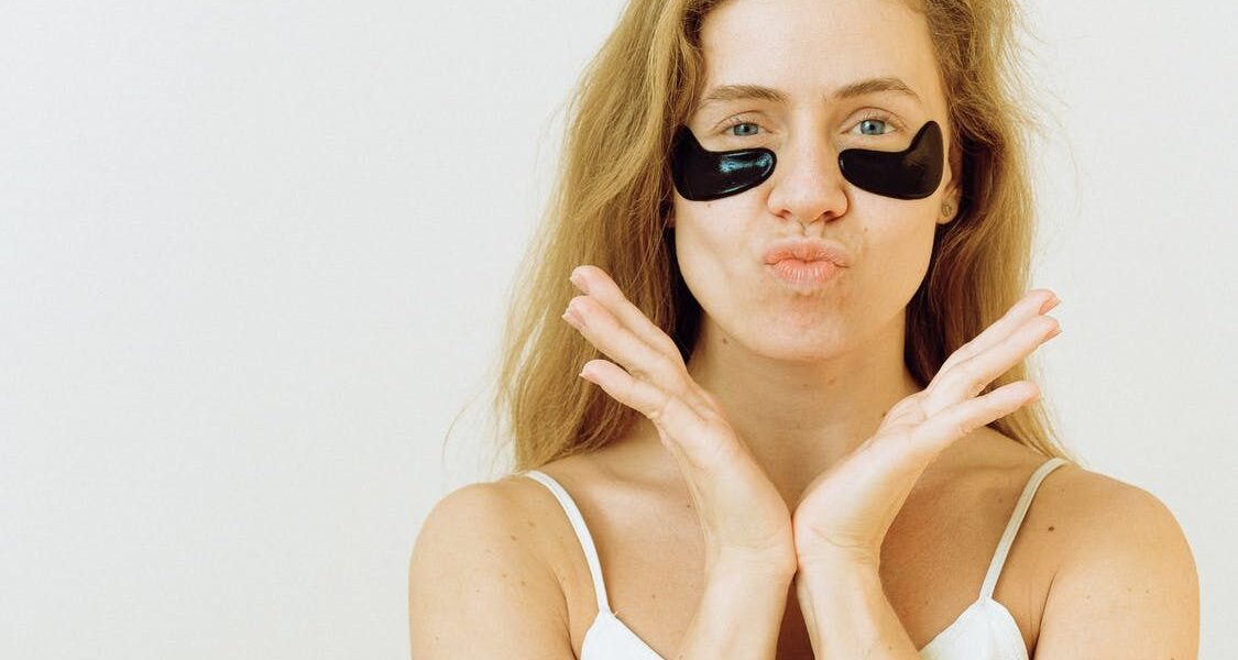 Секреты звезд: 9 ошибок в уходе за кожей вокруг глаз, которые портят вашу красоту