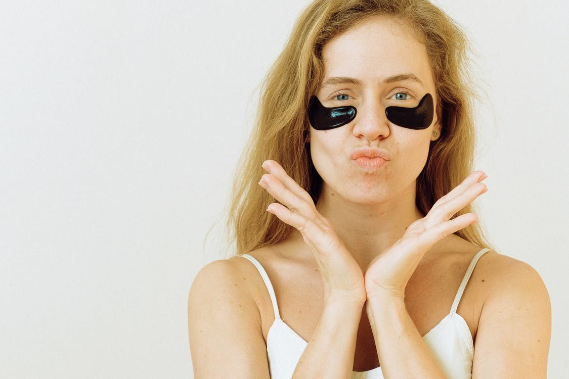 Секреты звезд: 9 ошибок в уходе за кожей вокруг глаз, которые портят вашу красоту