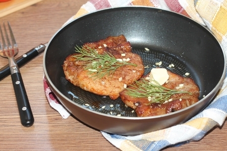 Сочный мясной стейк с ароматным сливочным маслом: простой рецепт для ужина