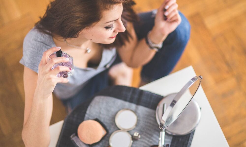 Как правильно пользоваться парфюмом летом: секреты стойкого аромата и комфорта для всех
