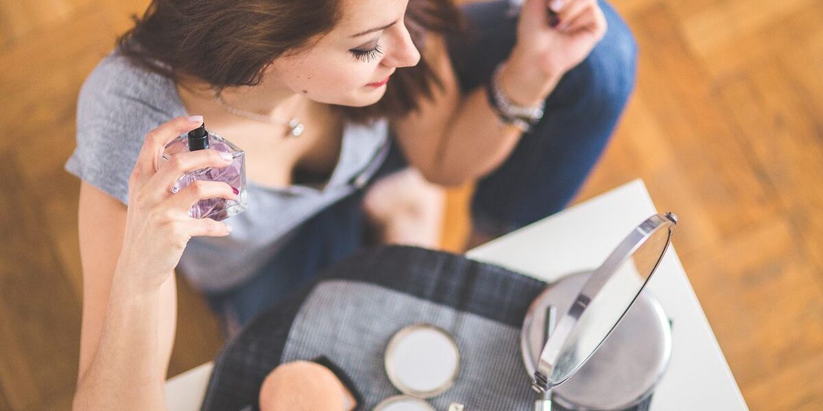 Как правильно пользоваться парфюмом летом: секреты стойкого аромата и комфорта для всех