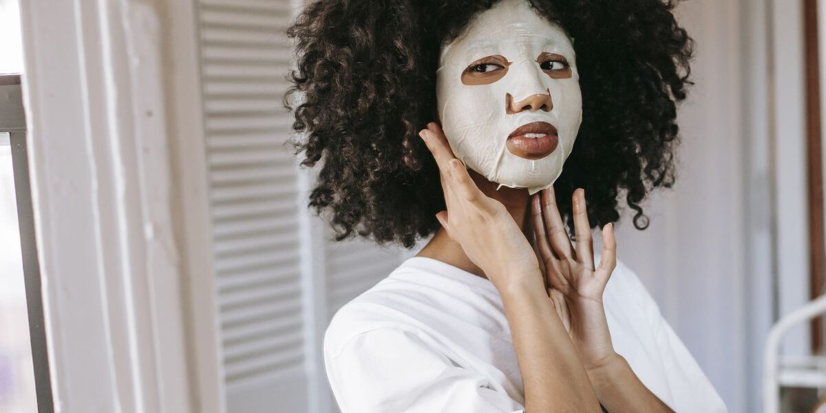 5 ошибок в уходе за кожей зимой: как правильно использовать маски для лица