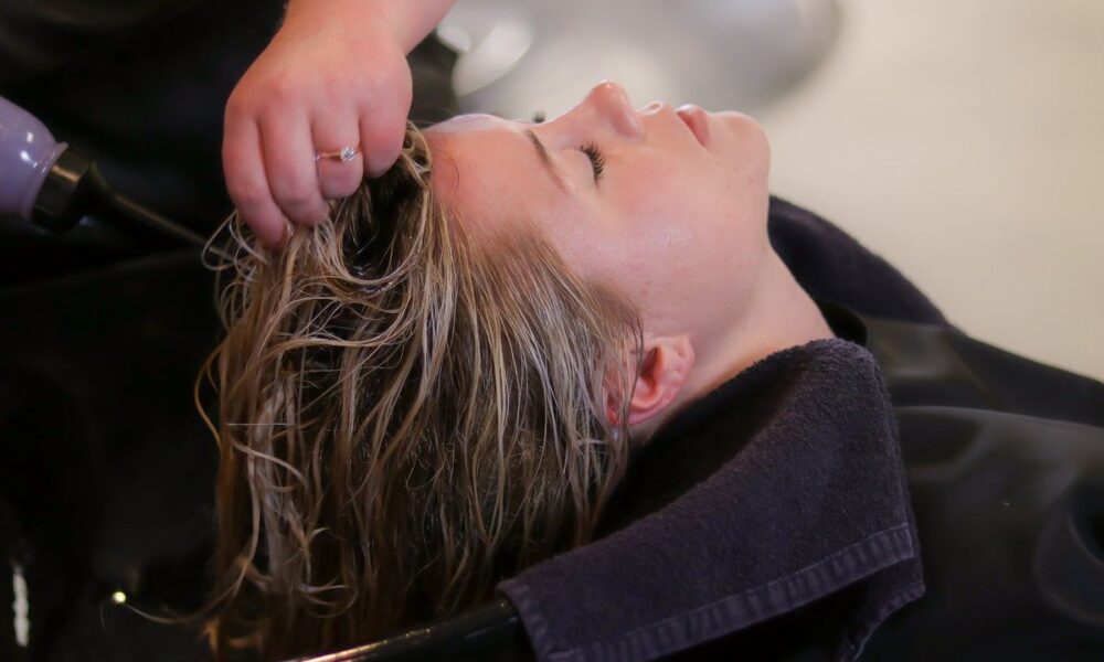 Летний уход за волосами: как избежать ошибок и добиться сияния, как у звезд