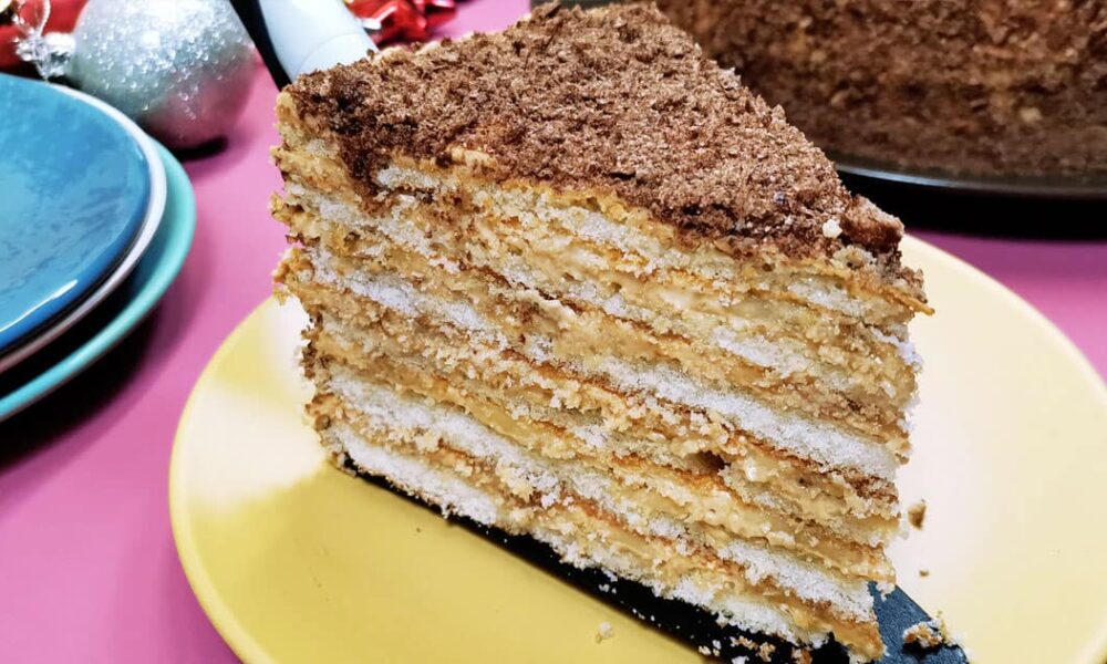 Невероятный торт без выпечки: быстрый и вкусный рецепт из готовых коржей