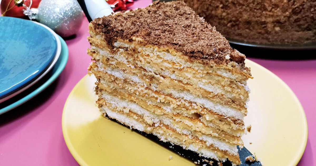Невероятный торт без выпечки: быстрый и вкусный рецепт из готовых коржей