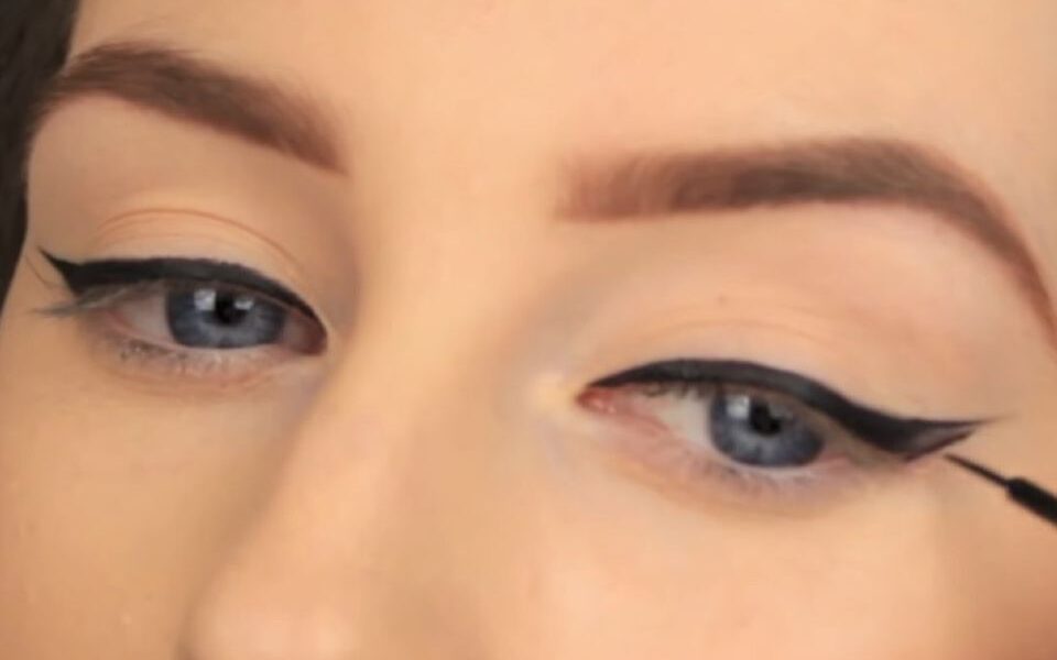 Секреты идеальных стрелок: как повторить макияж звезд