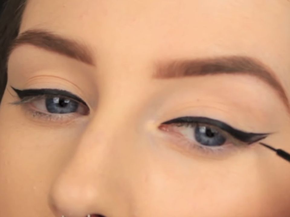 Секреты идеальных стрелок: как повторить макияж звезд