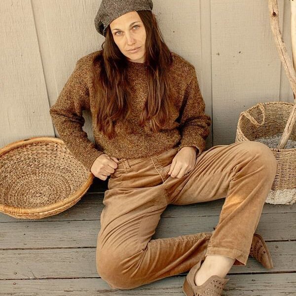 Вельветовые брюки: секреты стильных образов звезд и как их повторить