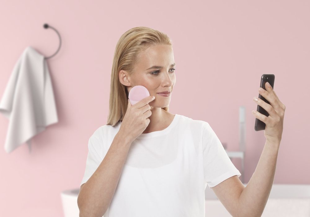 Как синий свет гаджетов влияет на красоту: мнение звезд и экспертов