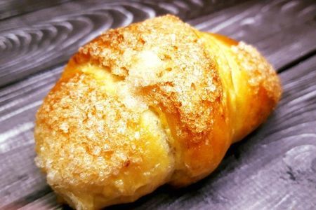 Домашние дрожжевые рогалики с вареной ириской: простой рецепт для сладкоежек