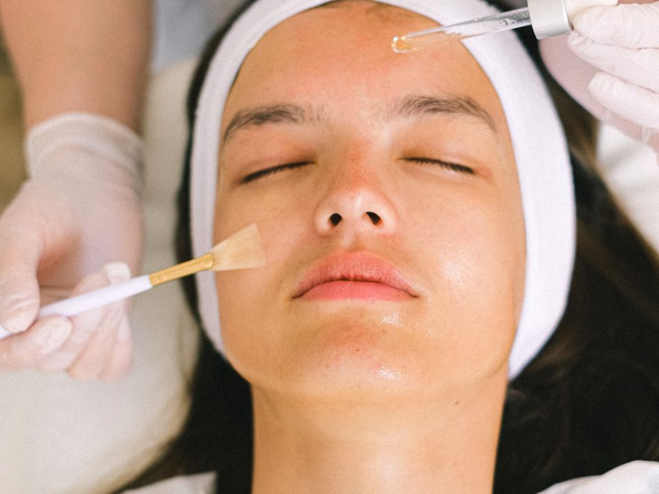 Бьюти-мифы: процедуры, которые крадут молодость вашей кожи
