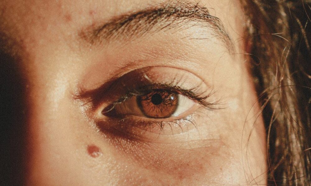 Секреты вечной молодости: как ухаживать за кожей вокруг глаз, чтобы выглядеть как звезда