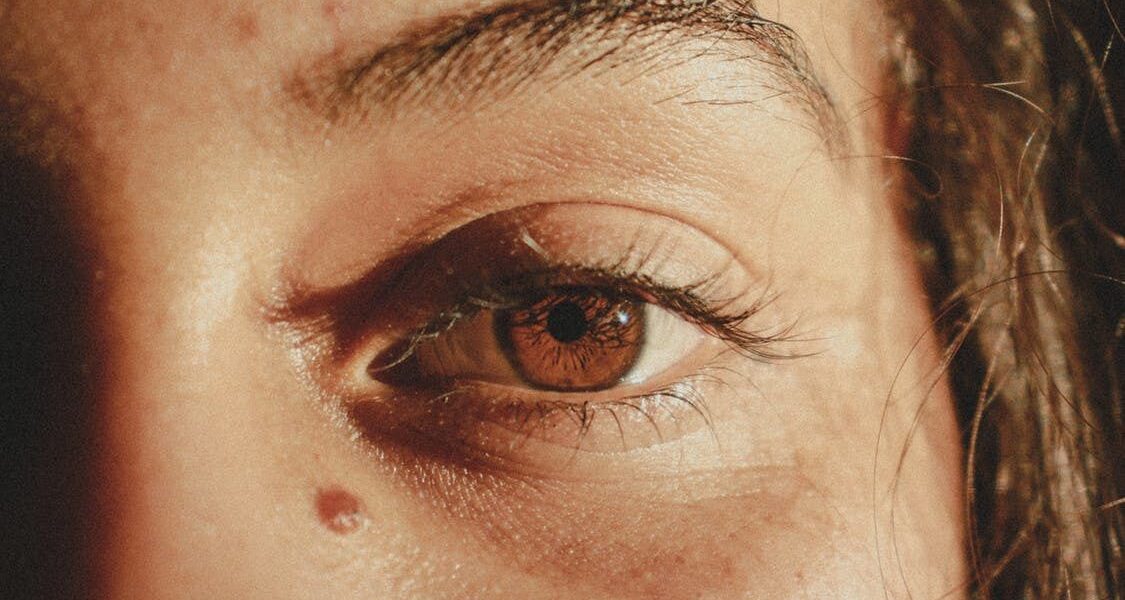 Секреты вечной молодости: как ухаживать за кожей вокруг глаз, чтобы выглядеть как звезда