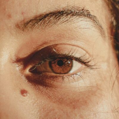 Секреты вечной молодости: как ухаживать за кожей вокруг глаз, чтобы выглядеть как звезда
