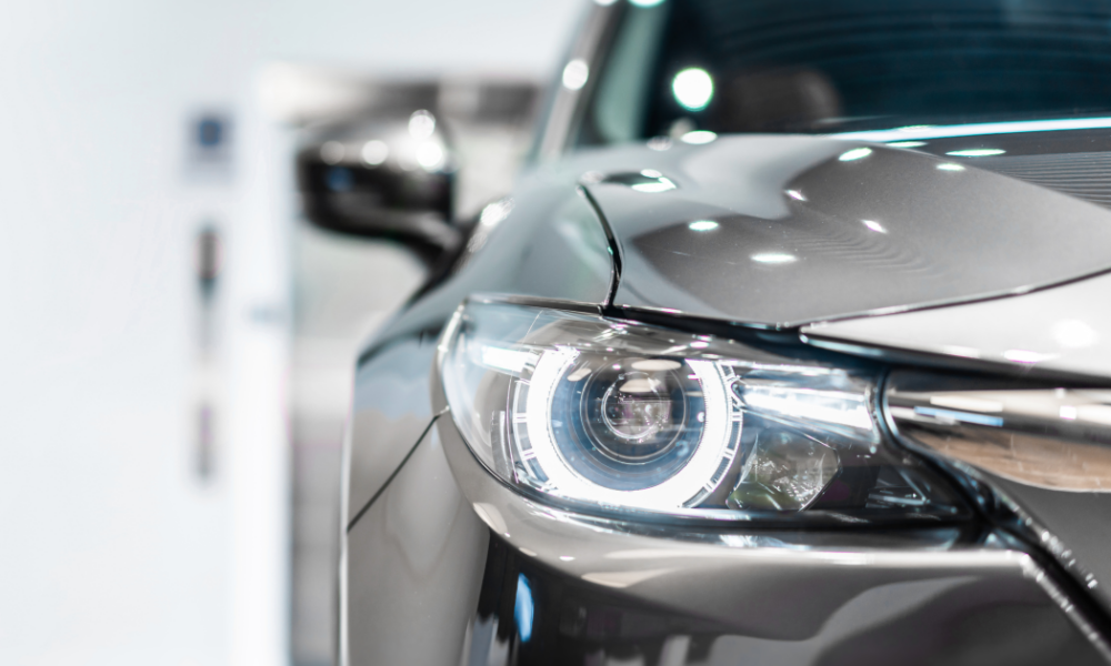 Что означает загадочная наклейка под капотом: инструкция для каждой хозяйки