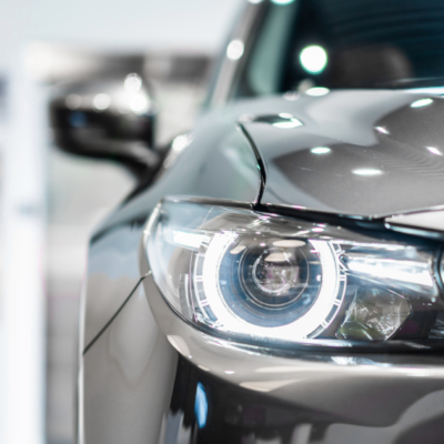 Что означает загадочная наклейка под капотом: инструкция для каждой хозяйки