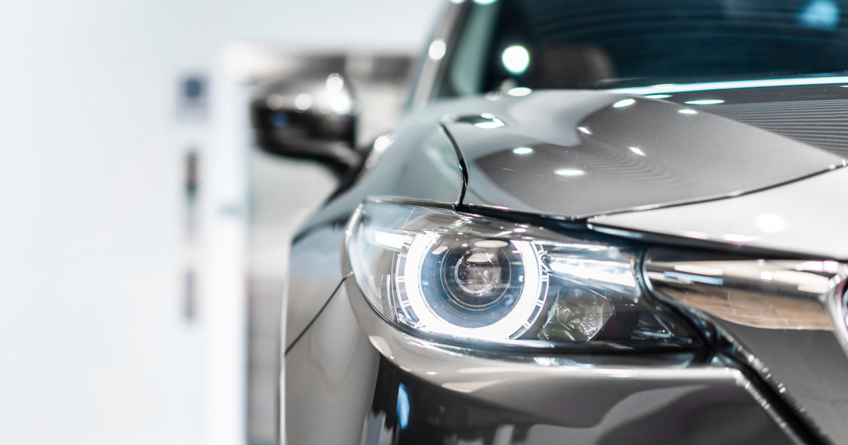 Что означает загадочная наклейка под капотом: инструкция для каждой хозяйки