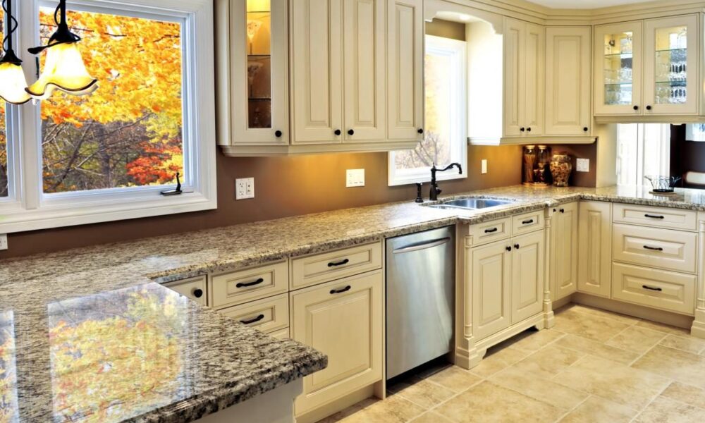 Сияющая кухня: простые способы очистить столешницу от грязи и жира