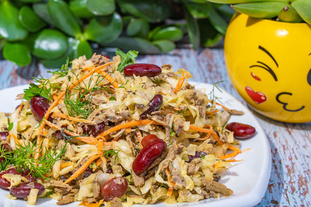 Легкий и сытный салат из капусты с фасолью: рецепт для женского здоровья