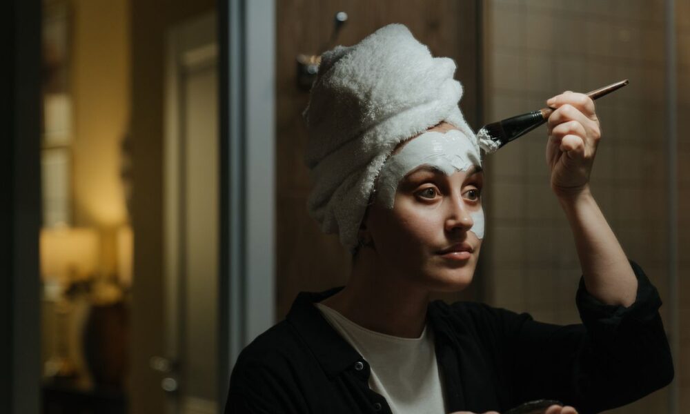 Домашние рецепты красоты: отбеливающая маска-пилинг для сияющей кожи