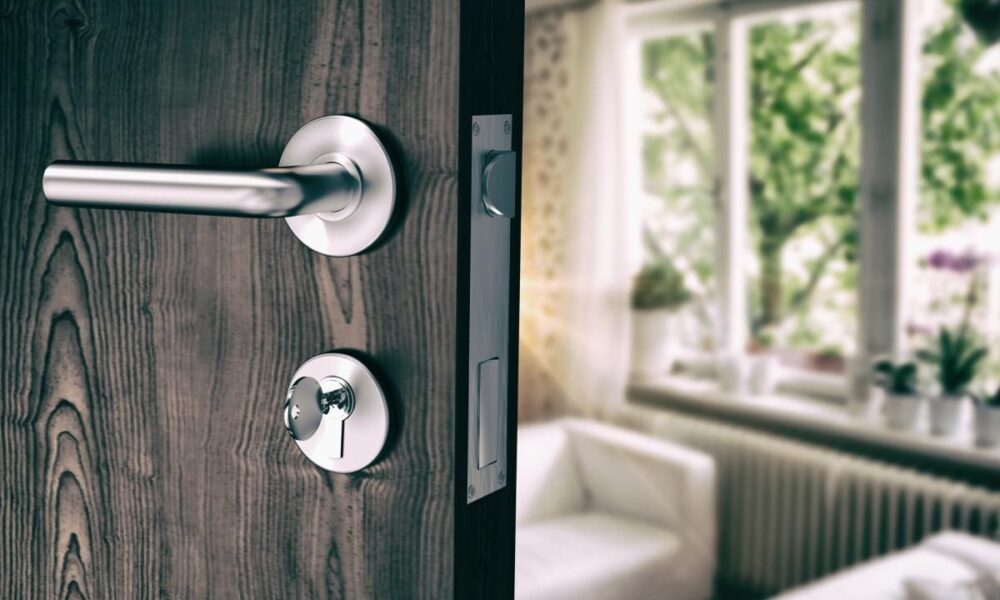 Безопасность дома: почему нельзя оставлять ключи в замке на ночь