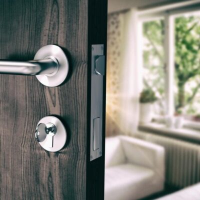 Безопасность дома: почему нельзя оставлять ключи в замке на ночь