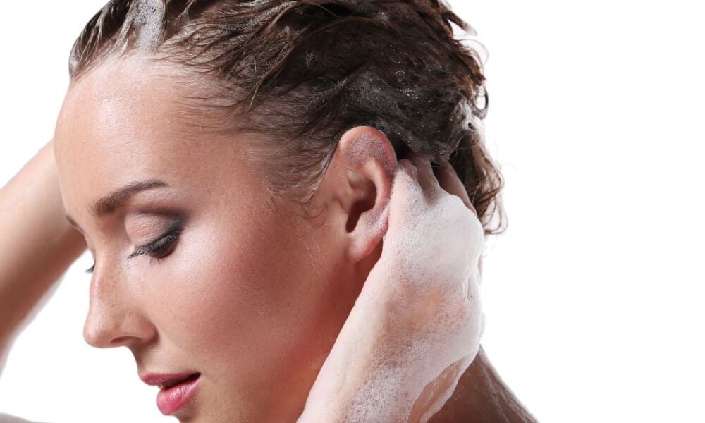 Когда мыть голову: утро или вечер – секреты ухода за волосами