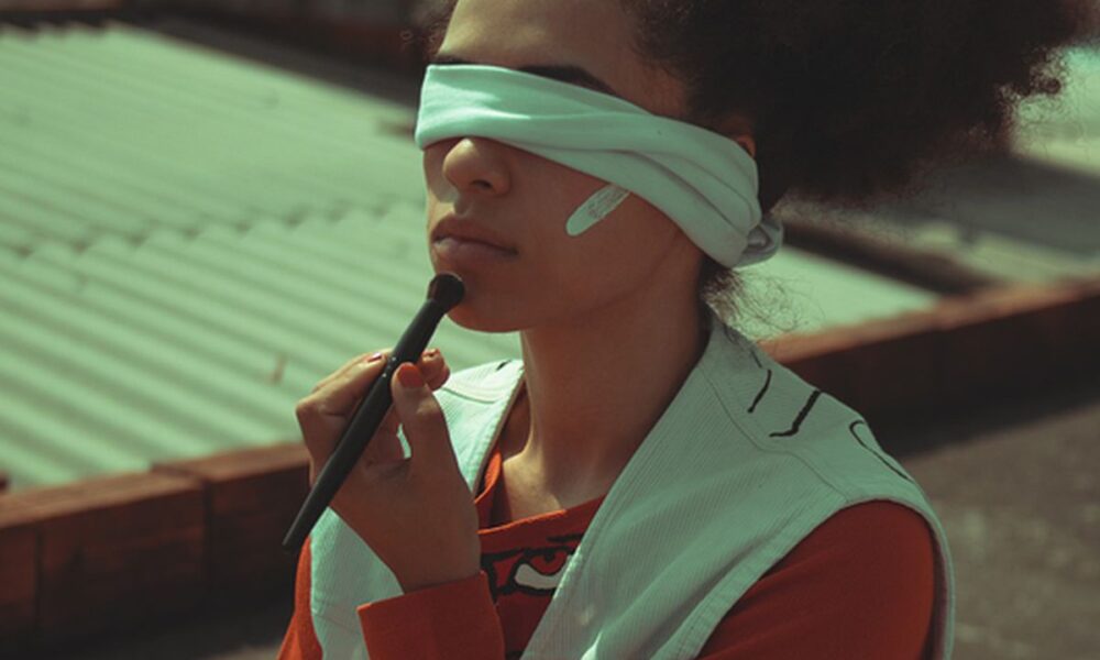 Секреты красоты звезд: домашние патчи для сияющих глаз из фруктов и овощей