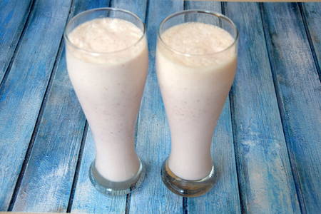 Легкие и освежающие рецепты молочных коктейлей с мороженым на лето