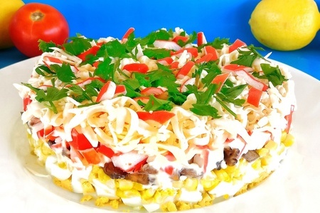 Праздничный салат с крабовыми палочками: простой рецепт для новогоднего стола