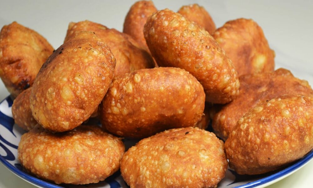 Быстрые пирожки на кефире: сочные, хрустящие и без дрожжей – идеальный рецепт для женщин