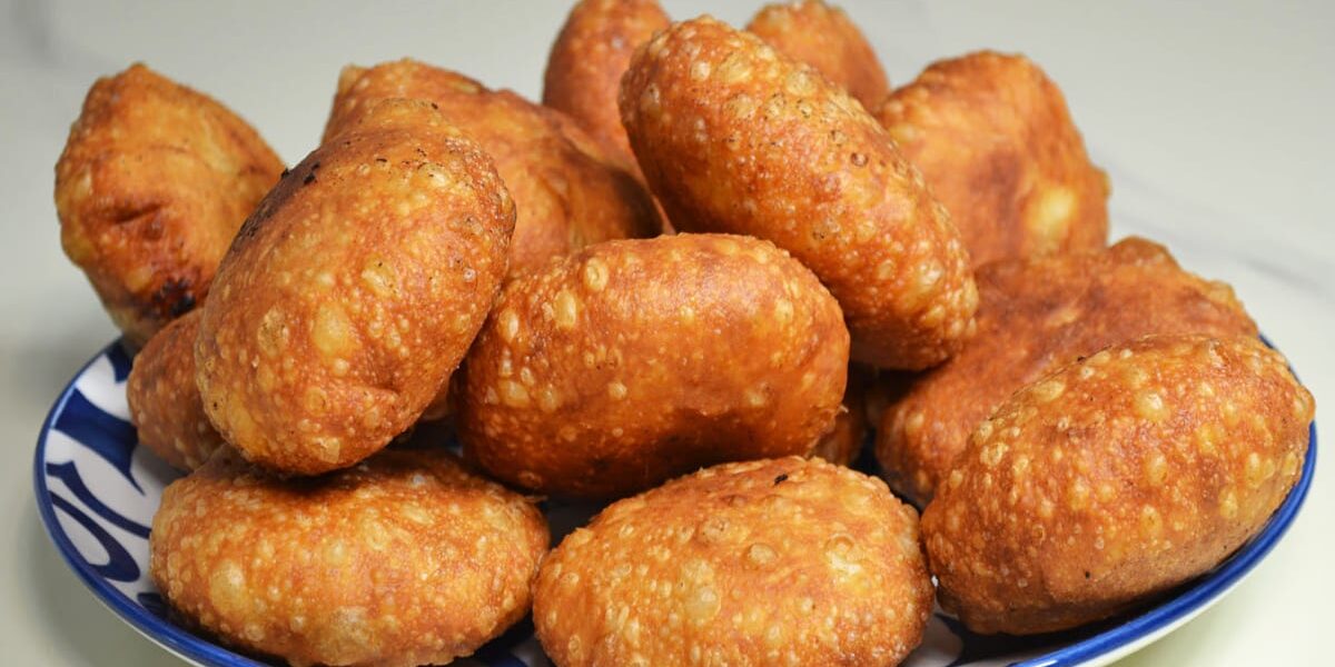 Быстрые пирожки на кефире: сочные, хрустящие и без дрожжей – идеальный рецепт для женщин