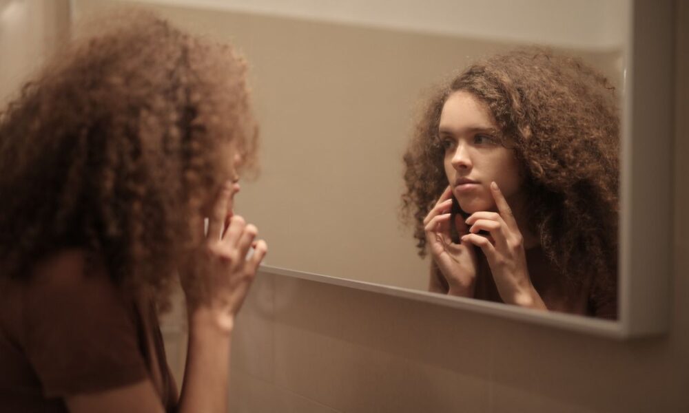 5 бьюти-ошибок, которые усугубляют акне: избегаем их как звезды