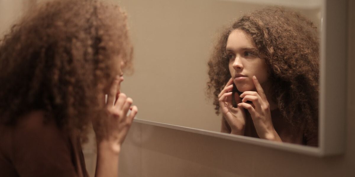 5 бьюти-ошибок, которые усугубляют акне: избегаем их как звезды