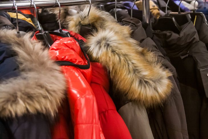 Секреты идеальной стирки пуховика: руководство для каждой хозяйки