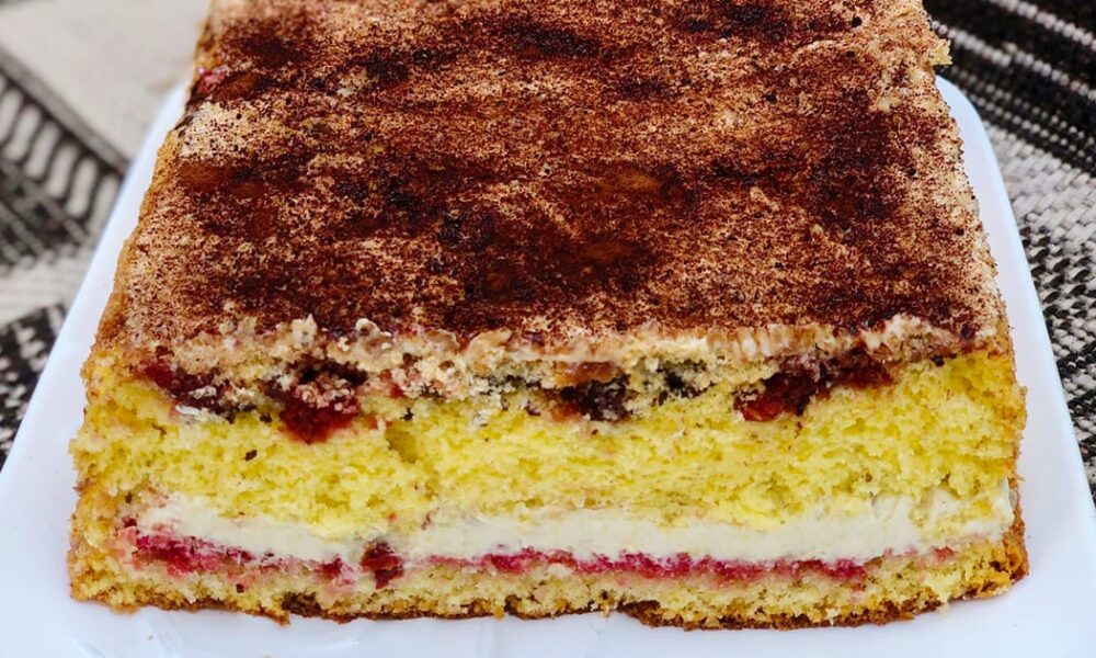Сливочный пляцок с вишней и халвой: рецепт, который вас удивит