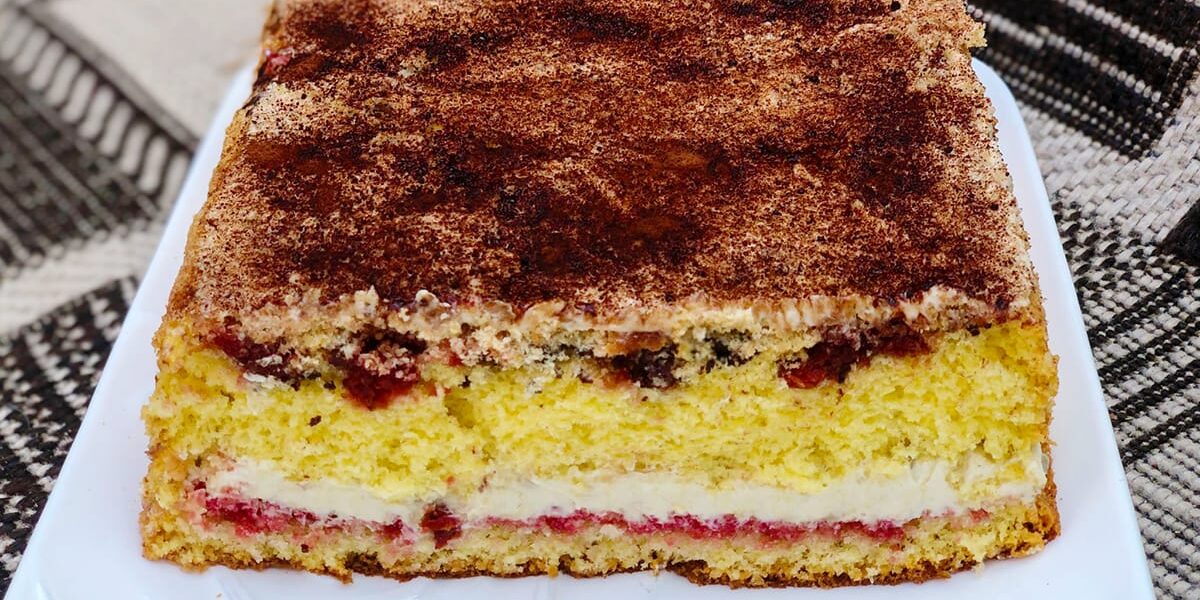 Сливочный пляцок с вишней и халвой: рецепт, который вас удивит