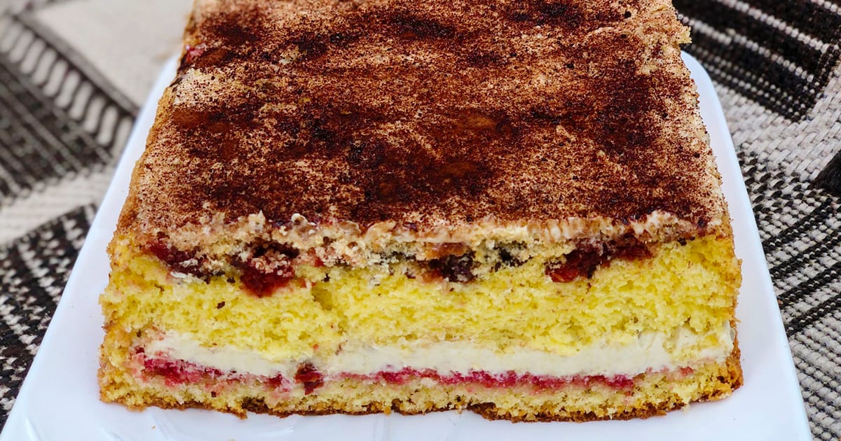 Сливочный пляцок с вишней и халвой: рецепт, который вас удивит