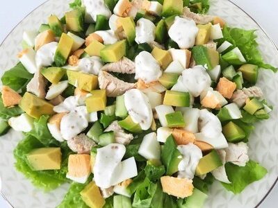 Легкий салат с курицей и авокадо: идеальный рецепт без майонеза