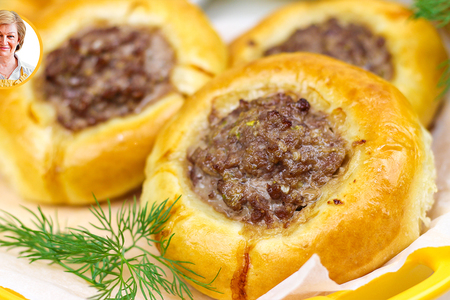 Сдобные ватрушки с мясной начинкой: рецепт для всей семьи